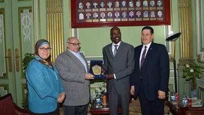 رئيس جامعة عين شمس يستقبل سفير كينيا لبحث سبل التعاون