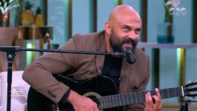 أحمد صلاح حسني يشعل ستوديو منى الشاذلي بأغنية للهضبة (فيديو)