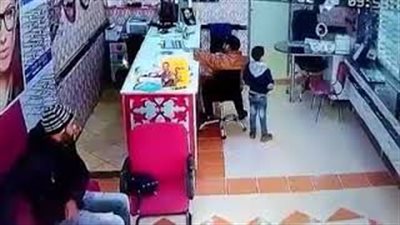 لحظة سرقة هاتف من حقيبة بائعة بطريقة ماكرة (فيديو)