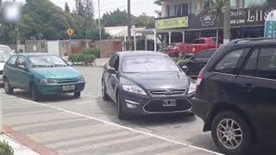 سائق يخرج سيارة من بين سيارتين بطريقة ساحرة تثير الدهشة (فيديو)