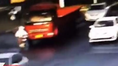 غباء امرأة يتسبب في تعرضها لحادث دهس (فيديو)