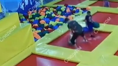 في أول يوم عمل.. مدرب منحوس يكسر ساق طفلة (فيديو)