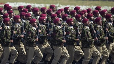 محللون: باكستان أرسلت قوات للسعودية لحماية العائلة المالكة