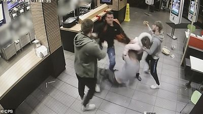 مشاجرة عنيفة بين الزبائن في ماكدونالدز ببريطانيا (فيديو وصور)