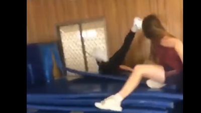 سقوط مروع لفتاة حسناء (فيديو)