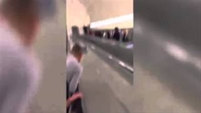 شاهد.. ماذا حدث لرجل أراد النزل على السلم الكهربائي بطريقة غير تقليدية