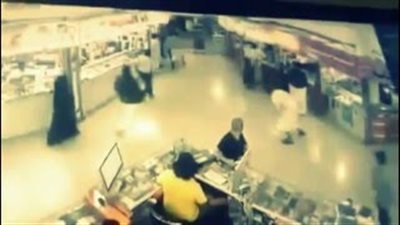 بالفيديو.. مطاردة جماعية لـ«حرامي» بمجمع تجاري بالرياض