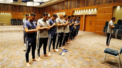 بعثة بيراميدز تؤدي صلاة الجمعة بفندق الإقامة بالكونغو (صور)