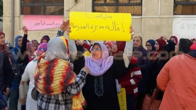 بالصور.. معلمو المنار القومية بالإسكندرية يواصلون إضرابهم