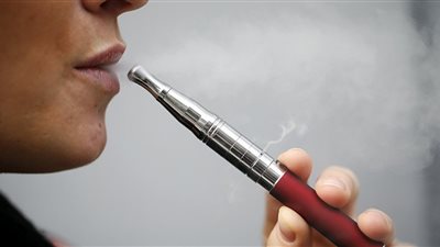 تعرفي على خطورة استخدام السجائر الإلكترونية