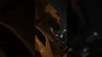 مشاجرة عنيفة بين مجموعة من الأشخاص ودهس أحدهم (فيديو)