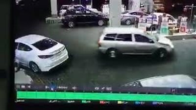 العناية الإلهية تنقذ طفلا من الموت دهسا تحت عجلات سيارة (فيديو)