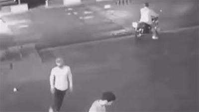 شاب يلقن لصا حاول سرقة هاتفه درسًا لن ينساه (فيديو)