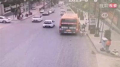 صبي متهور يتعرض لحادث دهس مروع (فيديو)