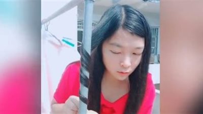 فتاة تبتكر حيلة ذكية لتجعيد شعرها (فيديو)