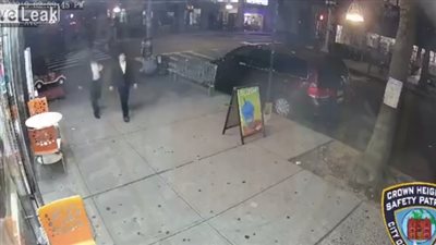 تصرف شنيع لمراهقين داخل محل آيس كريم (فيديو)