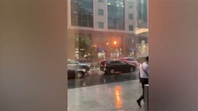 مشاجرة عنيفة بين امرأة ومظلتها بسبب الرياح القوية (فيديو)