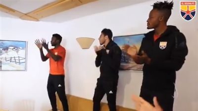 أكرم توفيق يستقبل ثنائي الجونة الجديد بالرقص والغناء (فيديو)