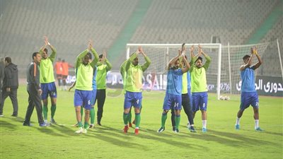 لاعبو المقاصة يجرون عمليات الإحماء وسط تشجيع الجماهير (صور)