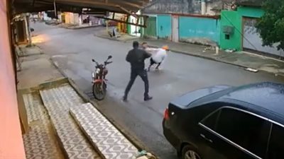 لص يطلق النار على آخر لإنقاذ زميله (فيديو)
