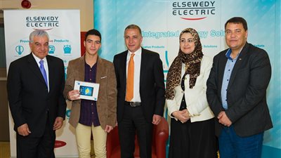 زاهي حواس يكرم 34 من صغار العلماء ويطالب بتوفير الإمكانيات لهم