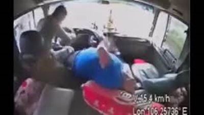 رد فعل سائق تعرض زميله لنوبة قلبية (فيديو)