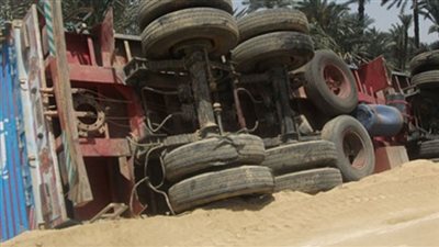 شلل مروي على طريق «القاهرة-إسكندرية» الزراعي بسبب انقلاب مقطورة