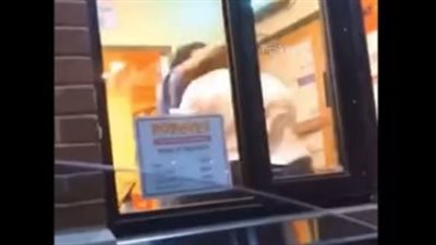 عميل يعتدي على موظفة بمطعم بسبب ساندوتش دجاج (فيديو)
