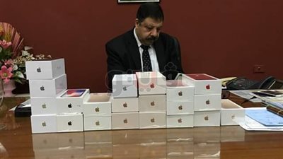 إحباط تهريب 20 هاتف آي فون بمطار القاهرة (صور)