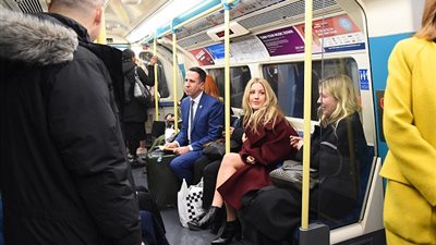 إيلي جولدينج تستقل المترو للذهاب لحفل جوائز «Brit» (صور)