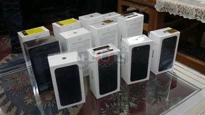 جمارك نويبع تحبط تهريب كمية من الهواتف المحمولة والعطور (صور)