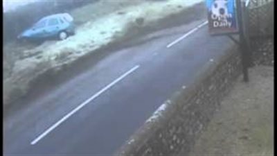 بالفيديو.. لحظة انزلاق سيارة وتدحرجها على الطريق بسبب الجليد