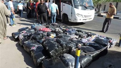 ضبط ملابس أجنبية مهربة داخل ميني باص رحلات ببورسعيد