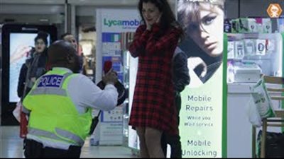 بالفيديو.. ضابط شرطة يعتقل فتاة أحرجته أمام المارة ورفضت الزواج منه