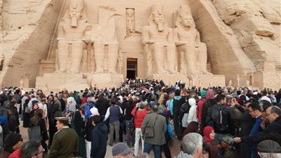 توافد الزائرين على معبد أبوسمبل لمشاهدة تعامد الشمس