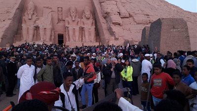 السياح يشاركون فرق قصور الثقافة احتفالات تعامد الشمس (صور)