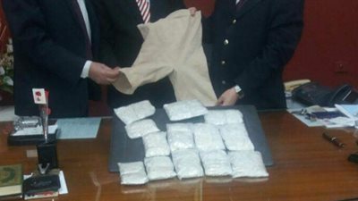 ضبط راكب حاول تهريب مشغولات فضية بكورسيه حريمي بالمطار (صور)