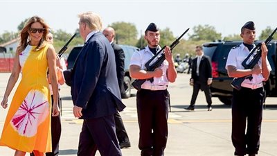 جمالها لا يقاوم.. ميلانيا تسحر قلوب جنود فرنسا خلال قمة 