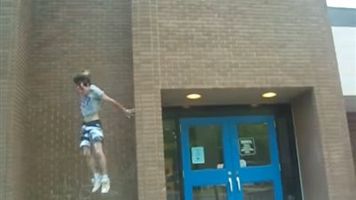 سقوط مروع لشاب تسلق مبنى من الخارج (فيديو وصور)