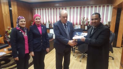 مطار القاهرة يكرم عاملا عثر على هاتف آيفون