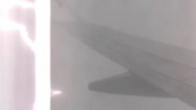 راكب طائرة يرصد لحظة تعرضها للبرق (فيديو وصور)