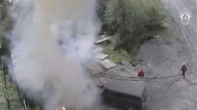 عامل ينجو بأعجوبة بعد تعرضه لصعقة كهربائية قوتها 6 آلاف فولت (فيديو)