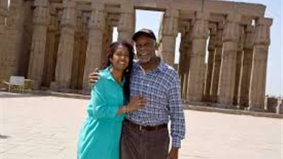 الممثل العالمي داني جلوفر يتناول العشاء مع جميلة بوحيرد بأسوان