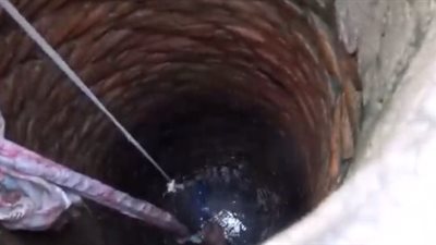 لحظة إنقاذ طفلة من الغرق بعد سقوطها ببئر عميقة (فيديو)