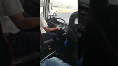 سائق يعرض حياة الركاب للخطر بسبب تهوره بالرياض (فيديو)