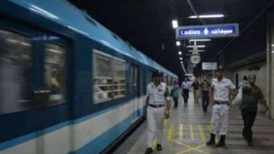 مصرع طفل صدمه المترو في محطة 