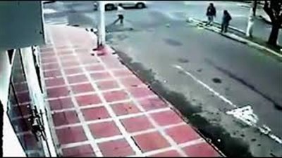 لحظة دهس شاحنة شخصين يقفان على الرصيف (فيديو)