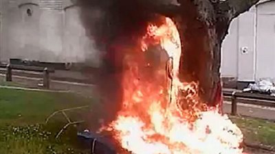 عامل نظافة يخلع ملابسه ويشعل النيران بها في أكتوبر