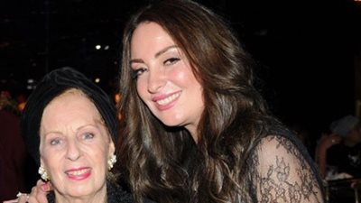 نيرمين الفقي تنشر صورتها مع والدتها.. ومتابعيها: 