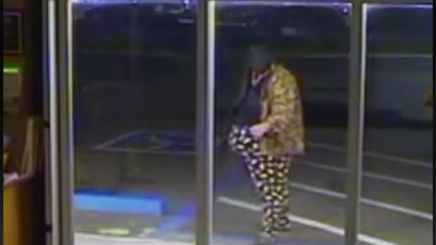 رد فعل غير متوقع للص بدين حاول سرقة سوبر ماركت (فيديو)